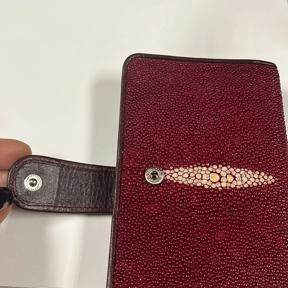 Genuine Stingray Bifold Snap with Kisslock Change Compartment Wallet